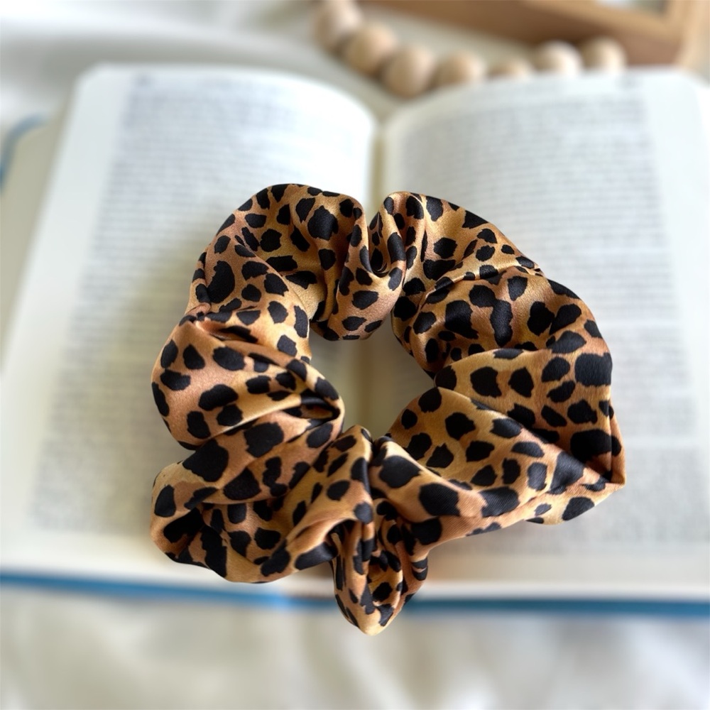 Mulberry Silk Scrunchie, Leopard Digital Print, 22mm Silk, Perfect Gift for Her